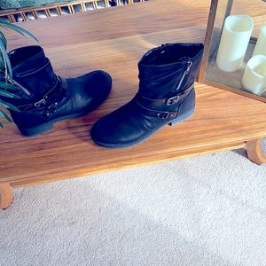 These are cute black leather boots,